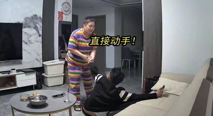 男子嫌媳婦呼嚕聲太大睡沙發，被妻子強行拖進房間，下一秒網友笑噴了