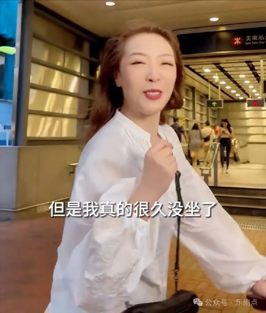 54歲香港女星定居內地罕返港！坐地鐵不懂過閘，被嘲裝遊客