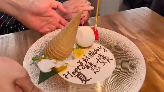 94歲港星勇闖猛男餐廳過壽！肌肉男輪流服侍餵食，少女心爆發捂胸
