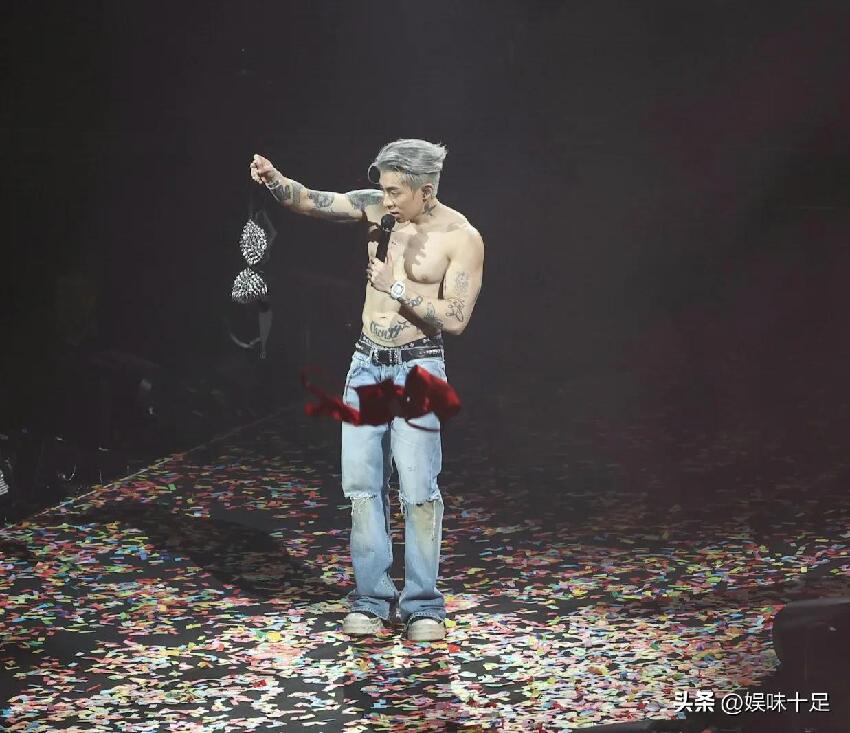 香港男歌手澳門開演唱會當眾下跪＋粉絲狂扔內衣！這壞風氣何時開始？