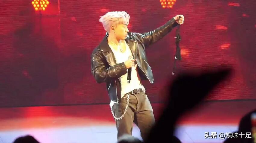 香港男歌手澳門開演唱會當眾下跪＋粉絲狂扔內衣！這壞風氣何時開始？