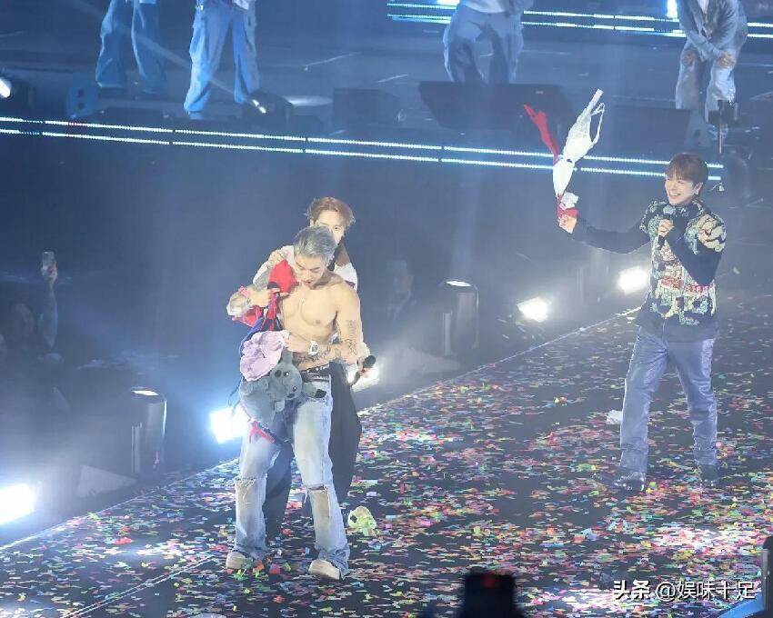 香港男歌手澳門開演唱會當眾下跪＋粉絲狂扔內衣！這壞風氣何時開始？