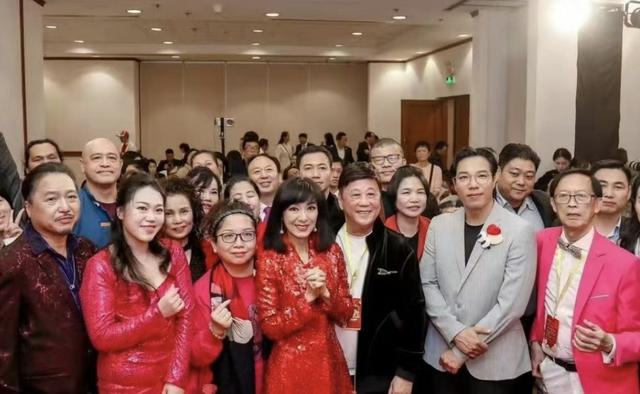 TVB視帝罕見登台演出！近80歲狀態大勇，花白頭髮染黑，髮量暴增