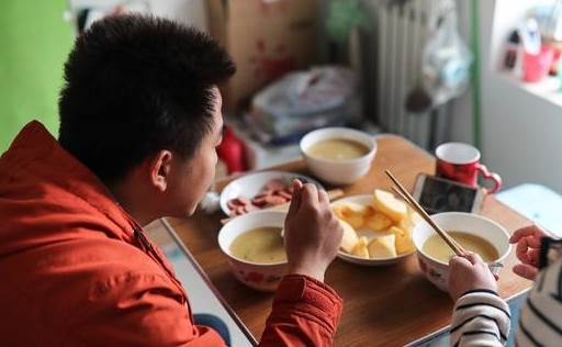 水龍頭漏水請前夫來幫我修理！中午留他下來吃飯「一走進臥室後」我…