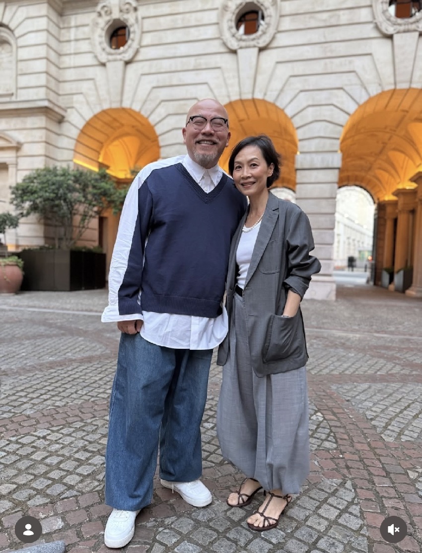 57歲彭羚在英國罕露臉,與黃偉文聚會素顏出鏡,身材纖瘦狀態真實