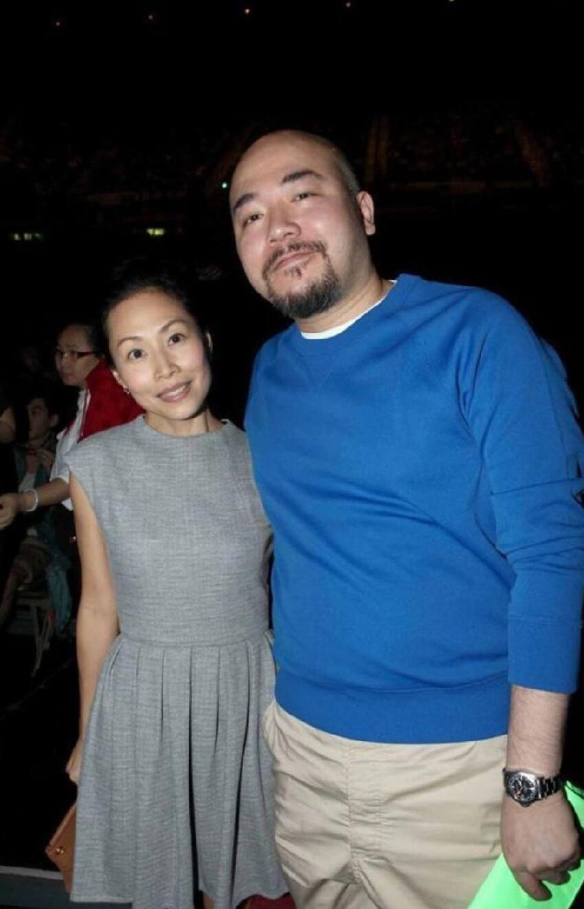 57歲彭羚在英國罕露臉,與黃偉文聚會素顏出鏡,身材纖瘦狀態真實