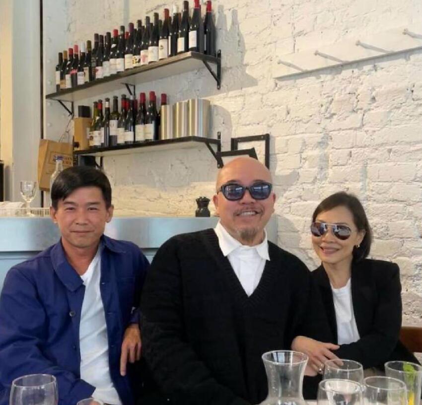 57歲彭羚在英國罕露臉,與黃偉文聚會素顏出鏡,身材纖瘦狀態真實