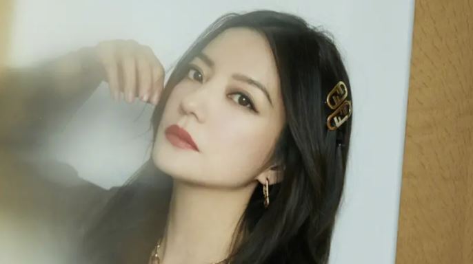 投震撼彈！49歲資深女星「驚傳皈依佛門」　穿黑麻衣、手纏佛珠喊「願眾生覺醒」