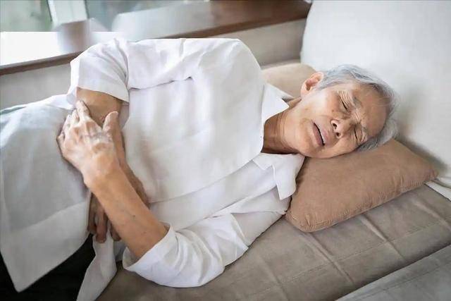 胃開始癌變，不是看胃疼不疼！醫生：若出現這5個癥狀或已經患癌