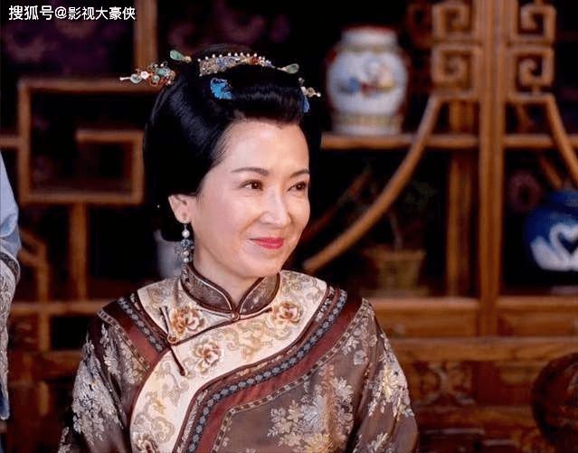 童年香港女神對比，翁靜晶的人生經歷很傳奇，何美鈿至今未婚