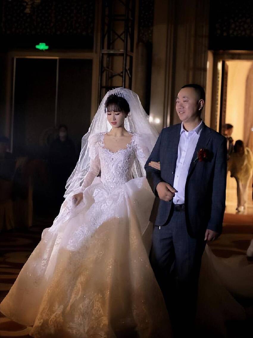 結婚當天娘家突然要6萬上車費，新郎翻臉，她果斷自己出門上婚車