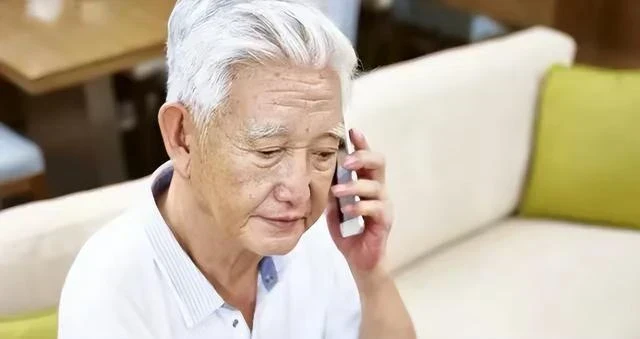 喪偶太孤單！66歲老父搬到兒子家裡「包三餐出遊」住了3週　他隨口問兒媳「飯煮好了嗎」一家四口瞬間變一口