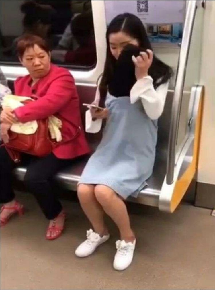 大家在捷運上讓位給「這名孕婦」，沒想到當他坐下來時，竟然從胸部掏出讓人「氣得想報警」的東西......