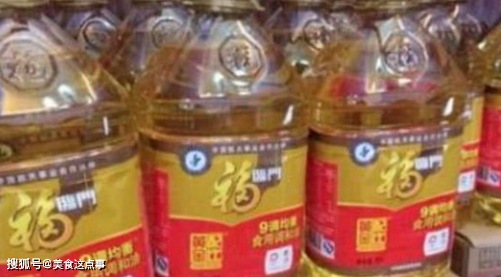 買食用油時，不管什麼牌子，油桶上有這「3個字」盡量別買，超市員工透露：我們自己都不買