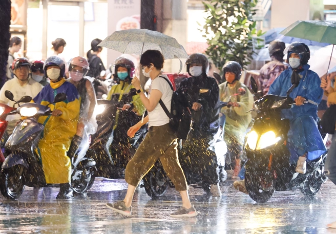 第3波梅雨來了！雨彈狂炸「對流列車一整排」　這地區「恐致災暴雨」
