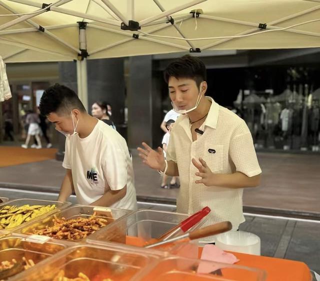 香港男星內地創業屢敗屢戰!現擺攤賣雞爪生意有聲有色,感激太太不離不棄