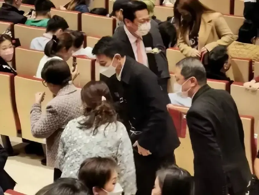 劉德華觀看女兒表演引轟動，他穿衛衣精神好，女兒很漂亮，超高顏值不隨爸