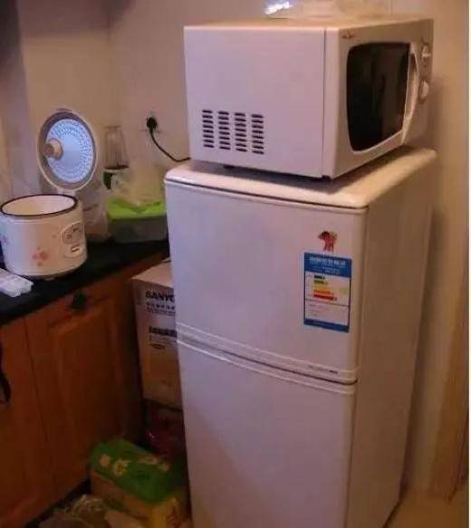 80歲老電工提醒，冰箱頂上千萬不要放這4樣東西，否則電費至少翻10倍，可惜10個家庭9個都這麽做！
