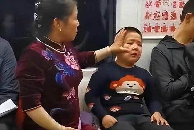 女兒很爭氣很會賺錢! 爸爸威脅:「你不出錢給你弟買房,我就絕食」 三天後「來到女兒家」一開門全家崩潰