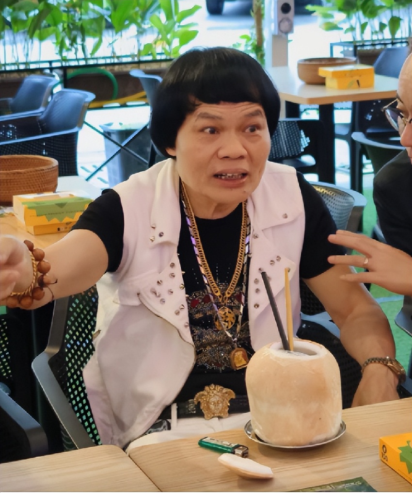 香港男星八兩金被偶遇神情獃滯，每日工作12小時，前妻曾爆料患癌