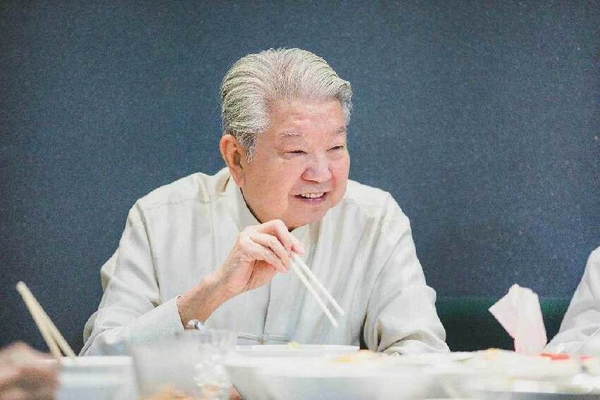 83歲的香港才子蔡瀾，語出驚人：「人到晚年，躺在床上才想明白，拖垮身體最快的方式，並不是抽煙和喝酒，而是這2個壞習慣，希望你一個都沒有！」