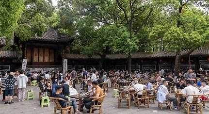 83歲的香港才子蔡瀾，語出驚人：「人到晚年，躺在床上才想明白，拖垮身體最快的方式，並不是抽煙和喝酒，而是這2個壞習慣，希望你一個都沒有！」