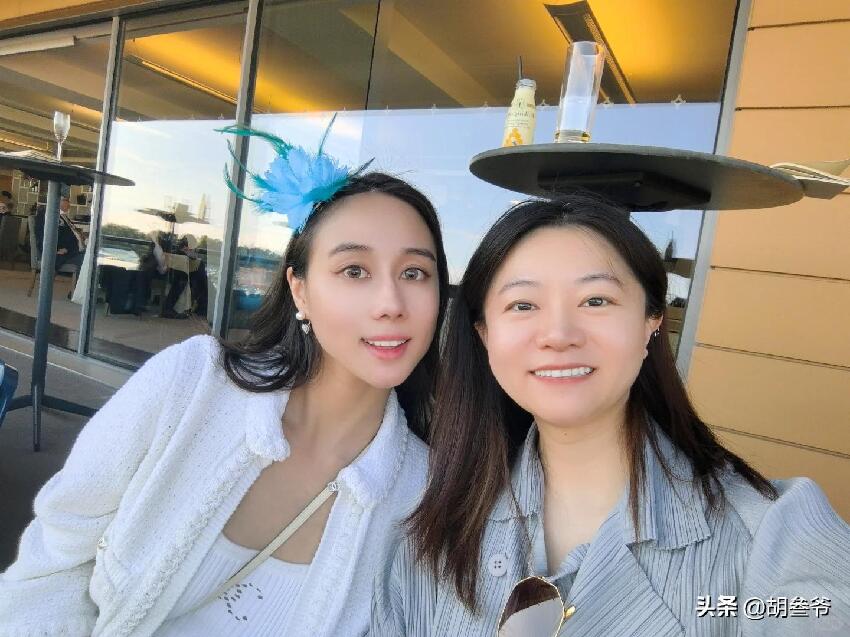 何超欣參加皇家賽馬會!拎62萬包穿滿身香奈兒,卻被嘲廉價像A貨