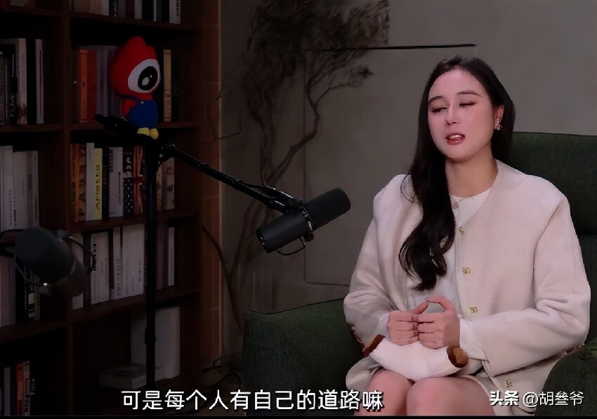 何超欣參加皇家賽馬會!拎62萬包穿滿身香奈兒,卻被嘲廉價像A貨