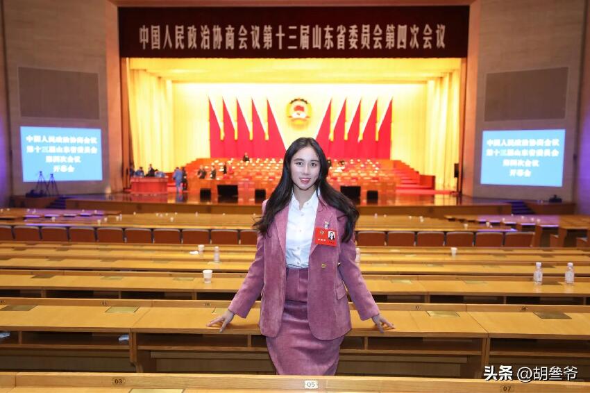 何超欣參加皇家賽馬會!拎62萬包穿滿身香奈兒,卻被嘲廉價像A貨