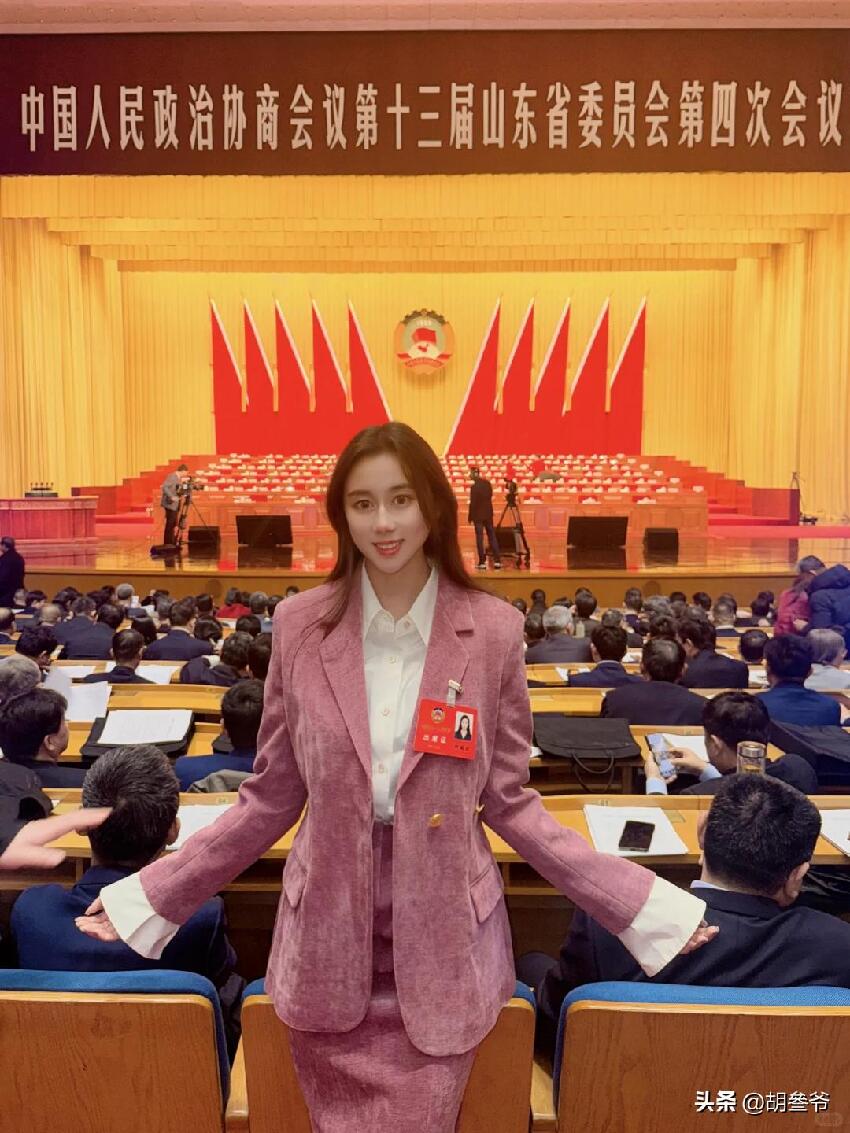 何超欣參加皇家賽馬會!拎62萬包穿滿身香奈兒,卻被嘲廉價像A貨