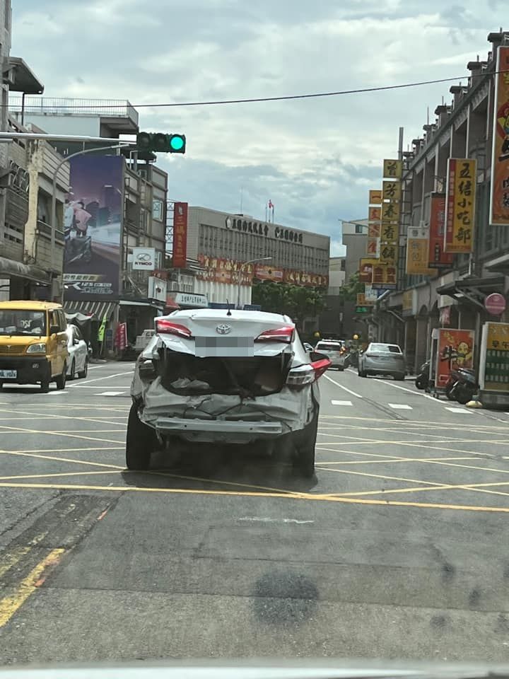 車子都撞爛了！民眾驚見「駕駛仍開車趴趴走」沒在怕　當地人曝「車主詭異行為」：要閃遠一點