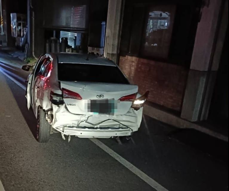 車子都撞爛了！民眾驚見「駕駛仍開車趴趴走」沒在怕　當地人曝「車主詭異行為」：要閃遠一點