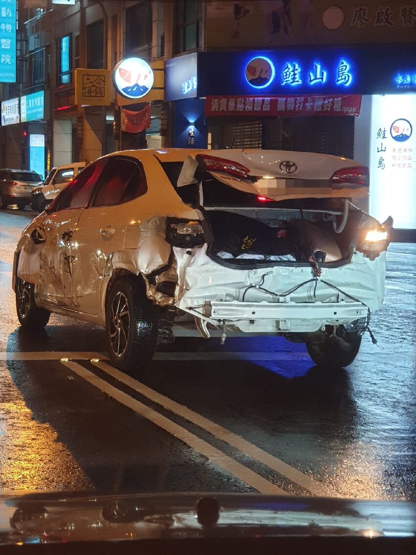 車子都撞爛了！民眾驚見「駕駛仍開車趴趴走」沒在怕　當地人曝「車主詭異行為」：要閃遠一點