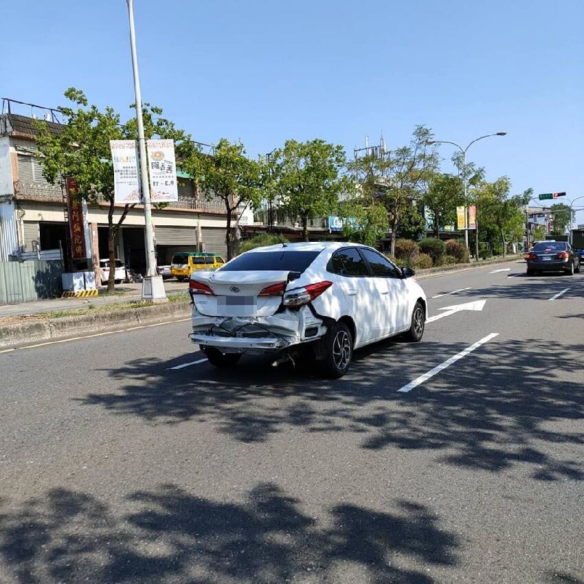 車子都撞爛了！民眾驚見「駕駛仍開車趴趴走」沒在怕　當地人曝「車主詭異行為」：要閃遠一點