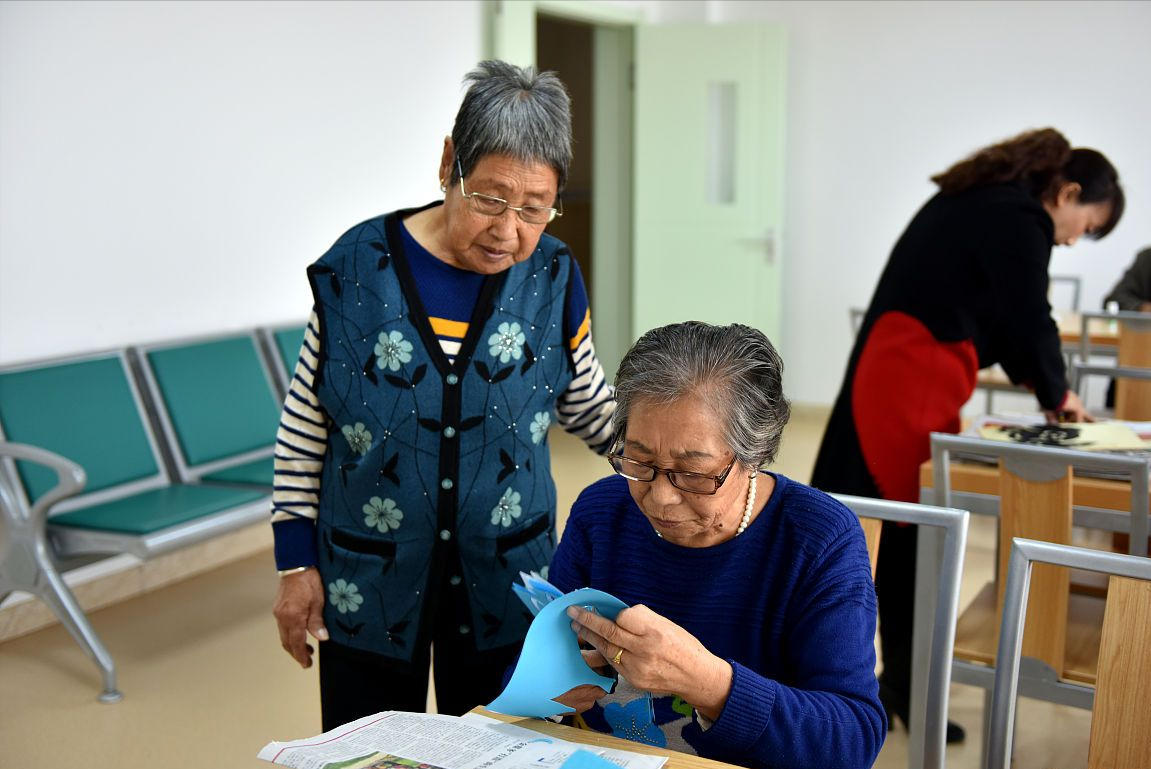 去養老院看69歲親姐！臨走「她塞給我8千塊錢」囑咐每周來一趟　剛想問原因「就見她看了一眼看護」瞬間明白