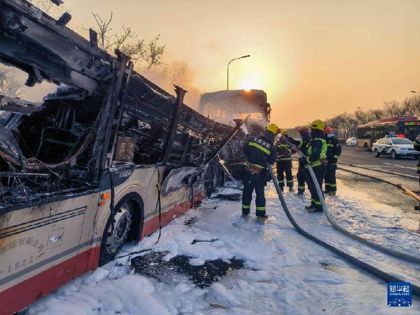 快訊／重大死亡交通事故！遊覽車追撞「燒成火球」只剩骨架　目擊者嚇壞「死傷曝光」