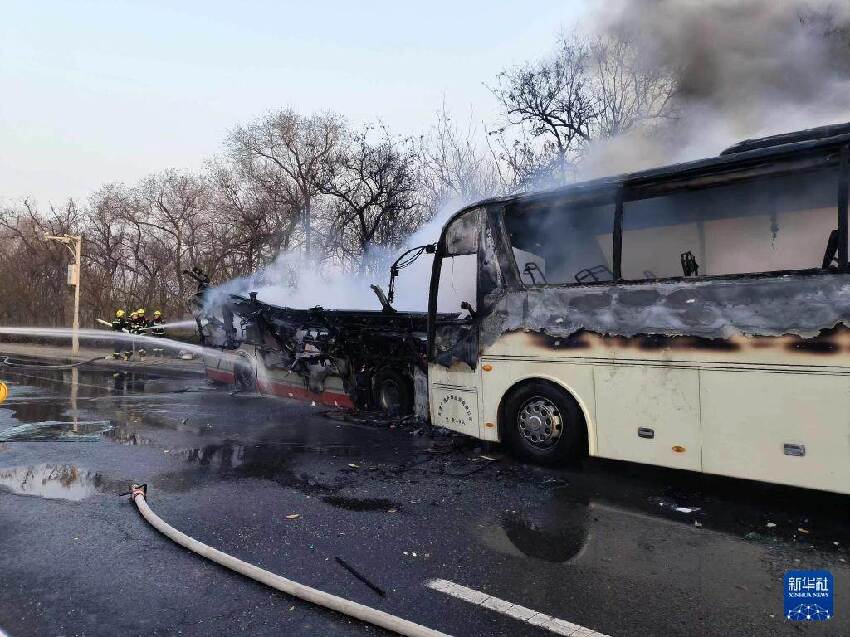 快訊／重大死亡交通事故！遊覽車追撞「燒成火球」只剩骨架　目擊者嚇壞「死傷曝光」