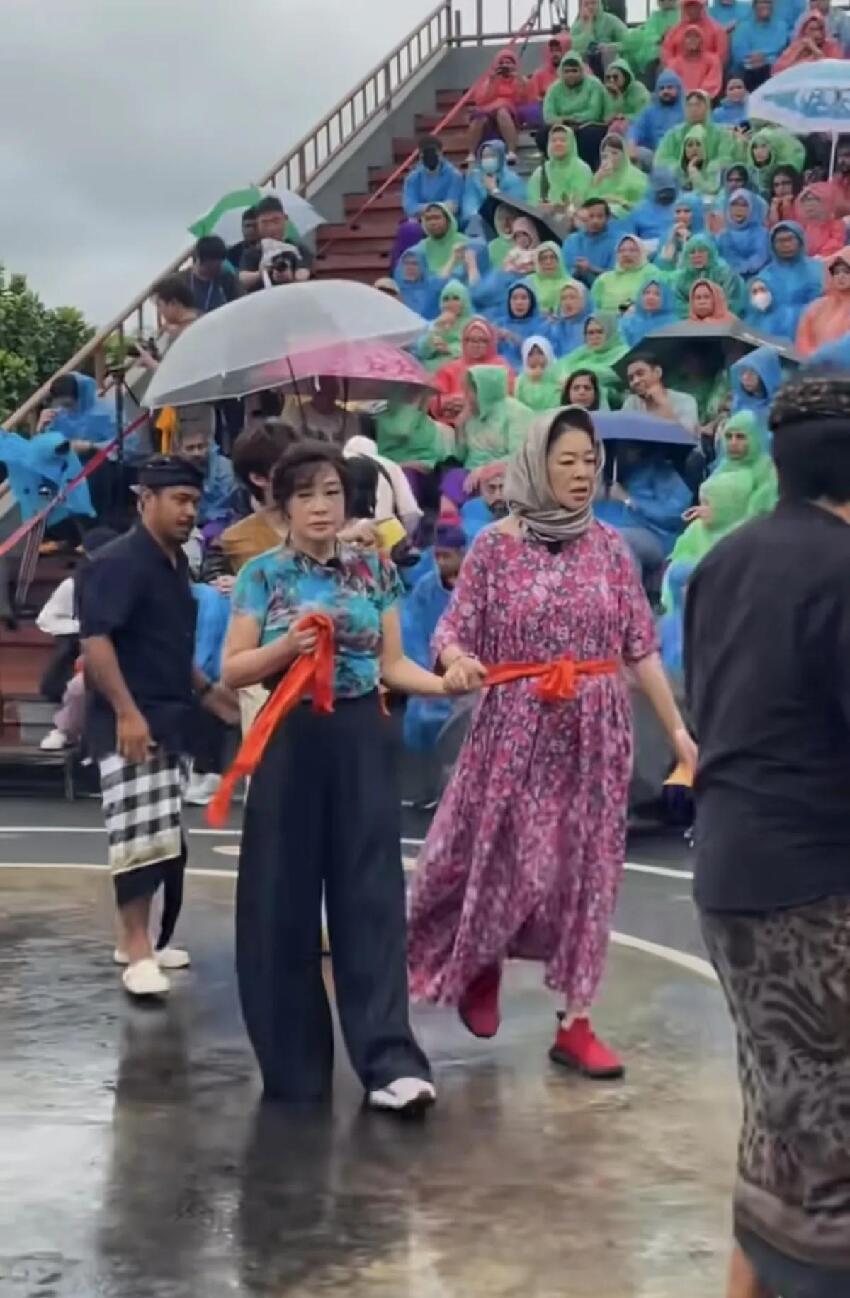 向太現身巴厘島，個子矮很胖，從側面看，臉臃腫蘋果肌明顯像男人