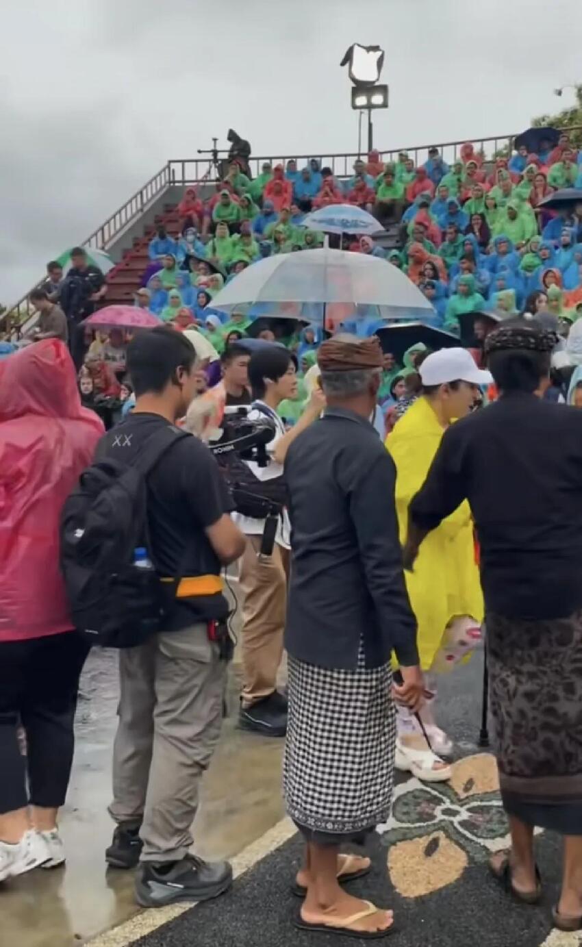 向太現身巴厘島，個子矮很胖，從側面看，臉臃腫蘋果肌明顯像男人