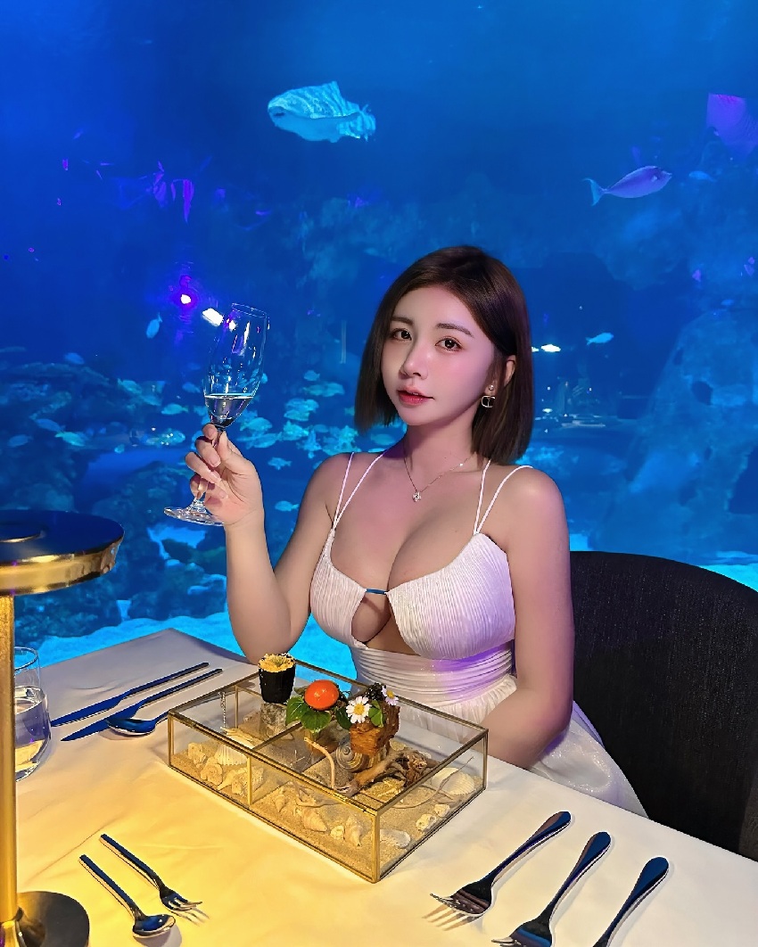 巨燈小隻馬「念念」海底用餐,「暴力猛燈」魚群都游最上面!