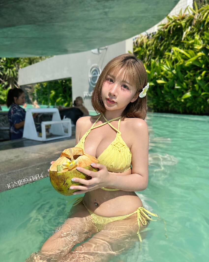 巨燈小隻馬「念念」海底用餐，「暴力猛燈」魚群都游最上面！