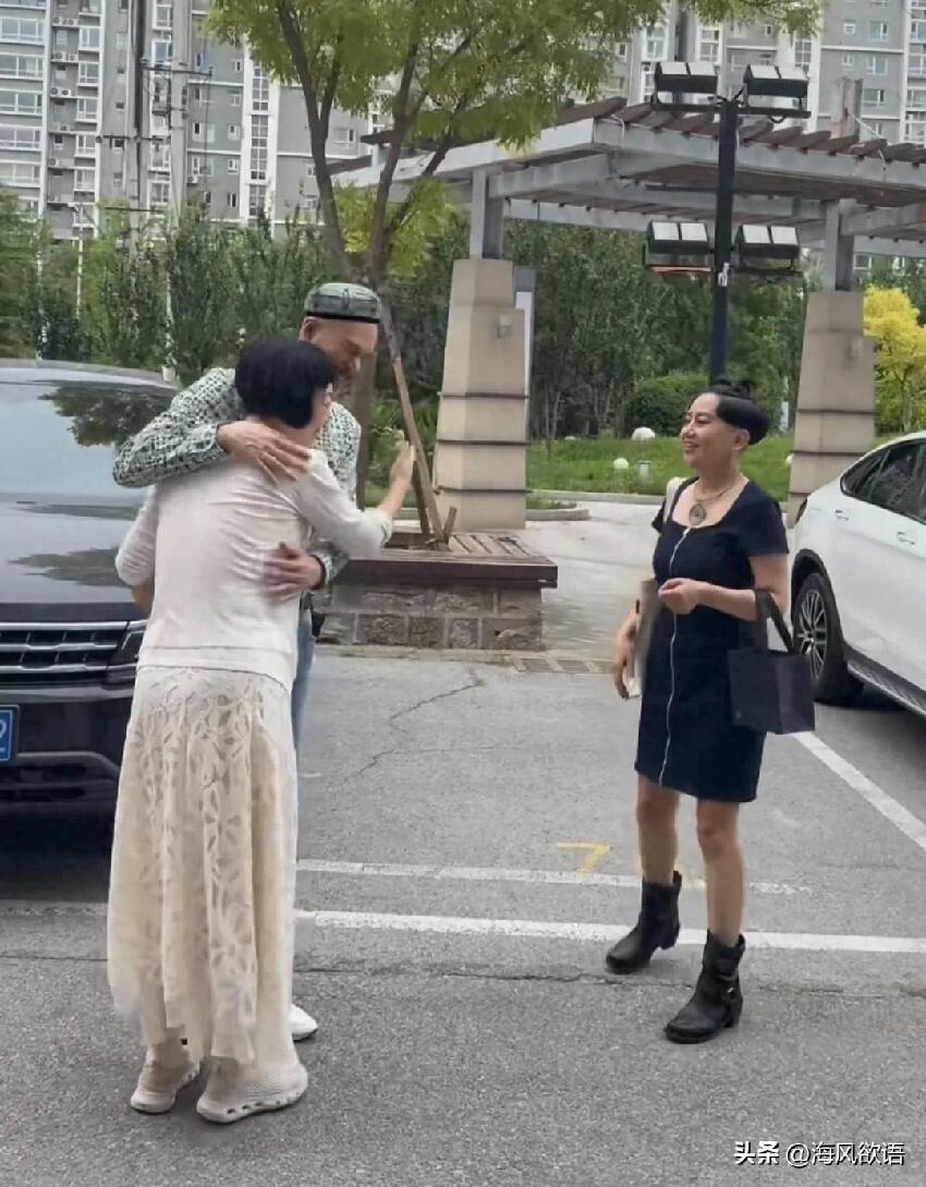 65歲徐錦江高大硬朗，夫婦二人做客好友家，老婆另類造型引熱議