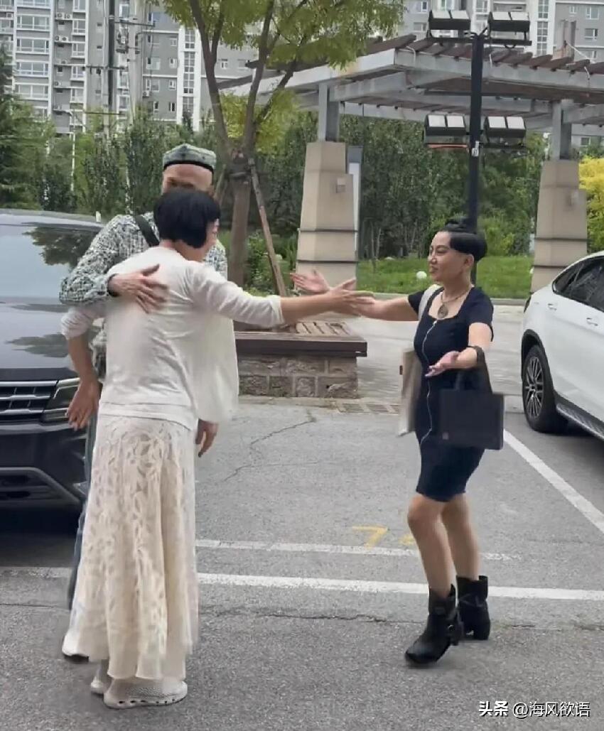 65歲徐錦江高大硬朗，夫婦二人做客好友家，老婆另類造型引熱議