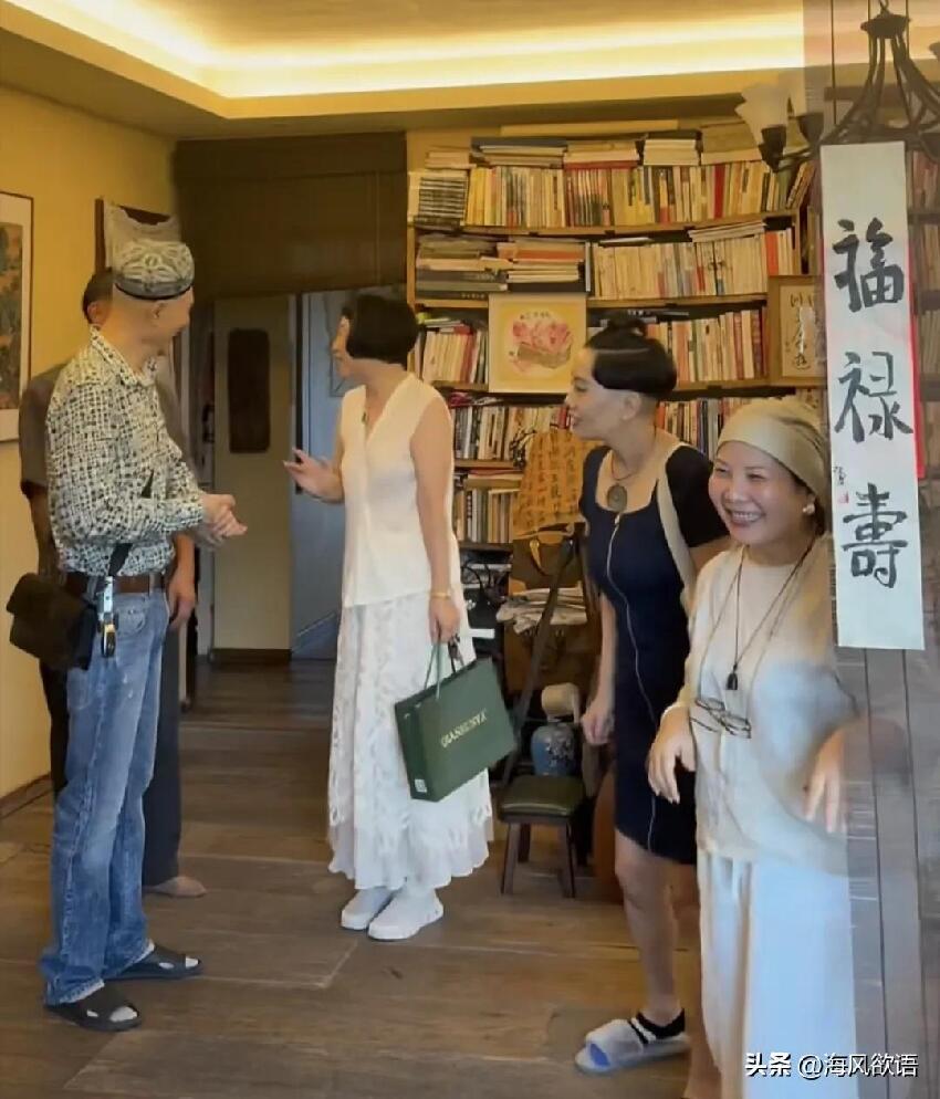 65歲徐錦江高大硬朗，夫婦二人做客好友家，老婆另類造型引熱議