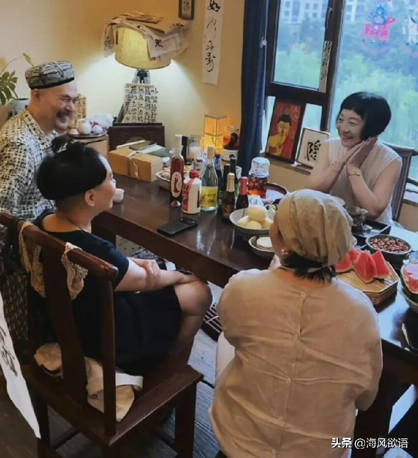 65歲徐錦江高大硬朗，夫婦二人做客好友家，老婆另類造型引熱議