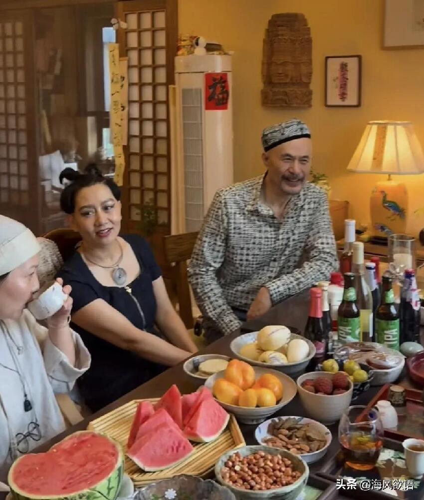 65歲徐錦江高大硬朗，夫婦二人做客好友家，老婆另類造型引熱議