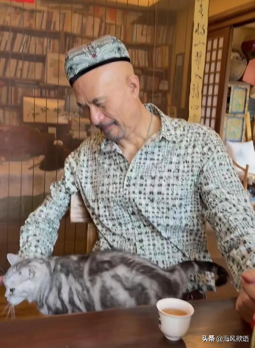 65歲徐錦江高大硬朗，夫婦二人做客好友家，老婆另類造型引熱議