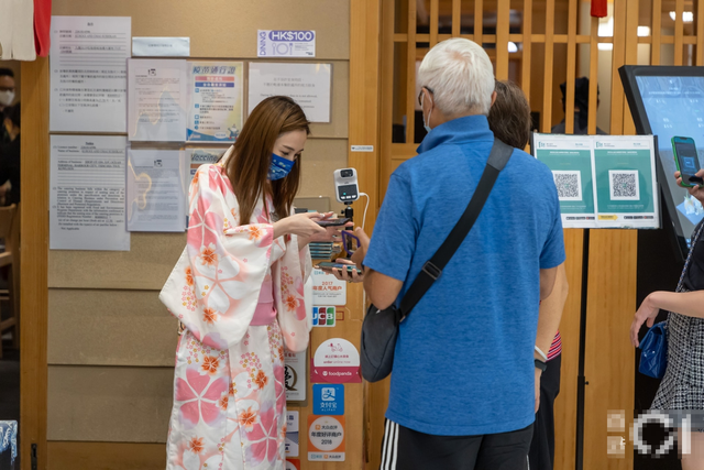 她因身高不選港姐，不滿總演負面角色離巢，性格慳吝孝順是扶弟魔