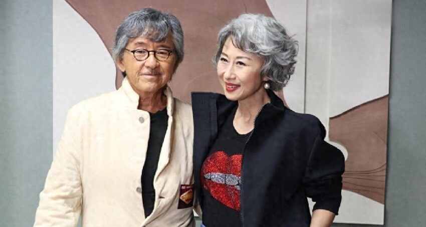 林子祥祖孫三代搭乘飛機，葉蒨文抱孫女坐頭等，繼子夫婦在經濟艙