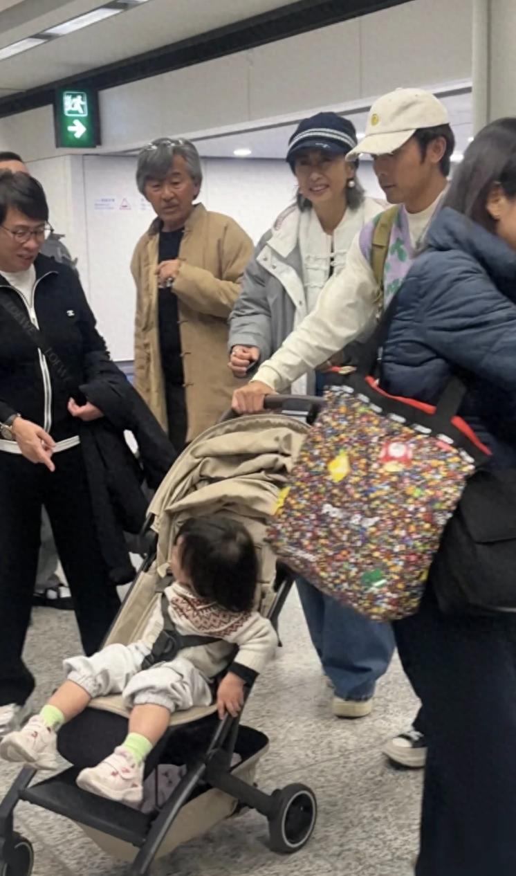 林子祥祖孫三代搭乘飛機，葉蒨文抱孫女坐頭等，繼子夫婦在經濟艙